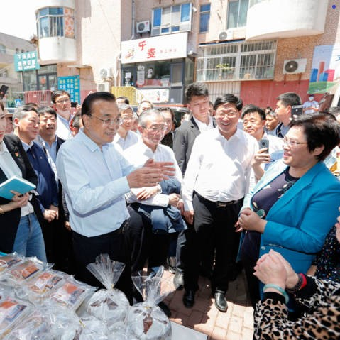 李克強(qiáng)稱贊地攤經(jīng)濟(jì)、小店經(jīng)濟(jì)：是人間的煙火，是中國的生機(jī)