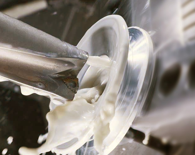 在全合成、半合成金屬切削液與油性切削油當中該怎樣選擇呢?